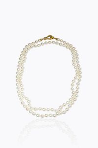 LUNGA COLLANA - Lunghezza cm 93 composta da un filo perle giapponesi del diam. di mm 7 5 ca. Chiusura oro giallo a moschettone [..]