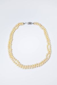 COLLANA - Lunghezza cm 62 composta da due fili di perle giapponesi del diam. di mm 7 5-7 8 ca. Chiusura in oro bianco a  [..]