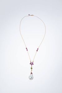 COLLANA - Peso gr 10 5 in oro rosa e bianco con dischi di rubini  olivina taglio fantasia e grande perla australiana scaramazza  [..]