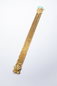 BRACCIALE - Peso gr 45 6 Lunghezza cm 20 composto da cinque fili di segmenti satinati in oro giallo. Chiusura con turchese  [..]