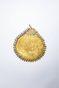 CIONDOLO - Peso gr 49 Diam. cm 8 8 in oro 22 Kt  fine XIX secolo inizi XX secolo  di forma rotonda  con scritte arabe e contornato  [..]
