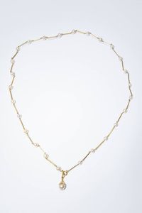 COLLANA - Lunghezza cm 65 Peso complessivo gr 19 composta da segmenti rigidi alternati a perle giapponesi del diam. di mm  [..]