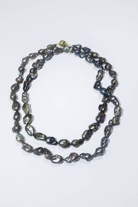 COLLANA - Lunghezza 120 cm composta da un filo di perle di acqua dolce scaramazze tinte nei toni del grigio. Chiusura a  [..]