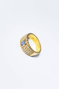 ANELLO - Peso gr 8 3 Misura 14 (54) in oro giallo  sommit con zaffiro Ceylon di ct 0 70 ca e diamanti taglio brillante  [..]