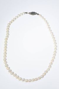 GIROCOLLO - Lunghezza cm 60 composto da un filo di perle giapponesi del diam. di mm 8-8 5 leggermente scaramazze. Chiusura  [..]
