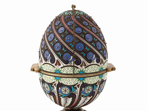 Grande uovo di Pasqua in argento, vermeil e smalti cloisonn policromi, Pavel Ovchinnikov  - Asta Una casa fiorentina. Tra tradizione e modernit L'argenteria - I  - Associazione Nazionale - Case d'Asta italiane