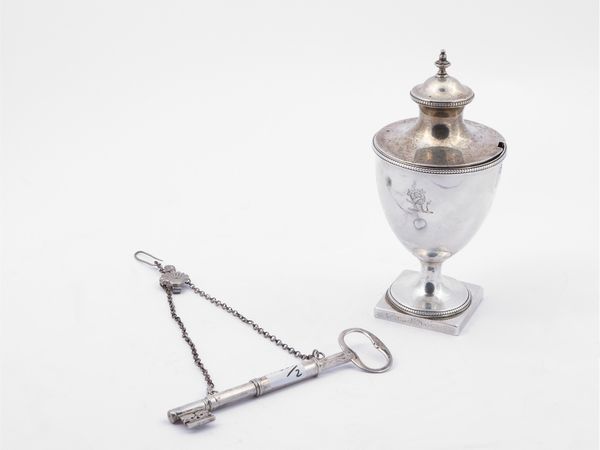 Due accessori d'epoca in argento  - Asta Una casa fiorentina. Tra tradizione e modernit L'argenteria - I  - Associazione Nazionale - Case d'Asta italiane