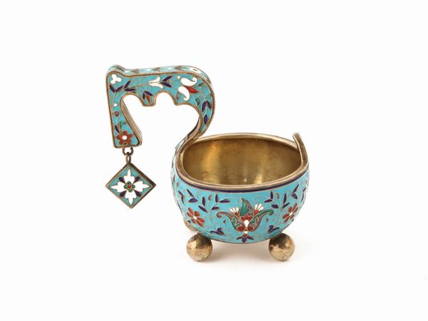 Piccola Kovsh in argento e smalti policromi cloisonn, Nicholai Zugeryev, Mosca 1908-1926  - Asta Una casa fiorentina. Tra tradizione e modernit L'argenteria - I  - Associazione Nazionale - Case d'Asta italiane