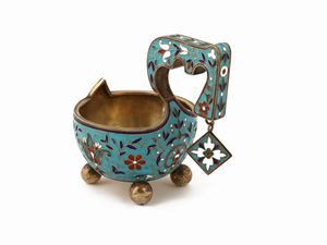 Piccola Kovsh in argento e smalti policromi cloisonn, Nicholai Zugeryev, Mosca 1908-1926  - Asta Una casa fiorentina. Tra tradizione e modernit L'argenteria - I  - Associazione Nazionale - Case d'Asta italiane