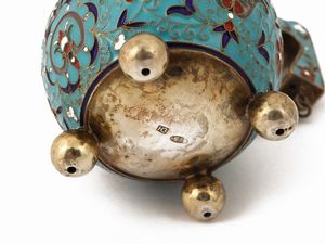 Piccola Kovsh in argento e smalti policromi cloisonn, Nicholai Zugeryev, Mosca 1908-1926  - Asta Una casa fiorentina. Tra tradizione e modernit L'argenteria - I  - Associazione Nazionale - Case d'Asta italiane