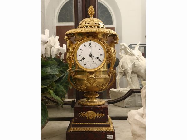 Orologio da tavolo in bronzo dorato, Jacques-Auguste Dtour  Paris, inizio del XIX secolo  - Asta Una casa fiorentina. Tra tradizione e modernit Le collezioni, i dipinti, gli arredi - III  - Associazione Nazionale - Case d'Asta italiane