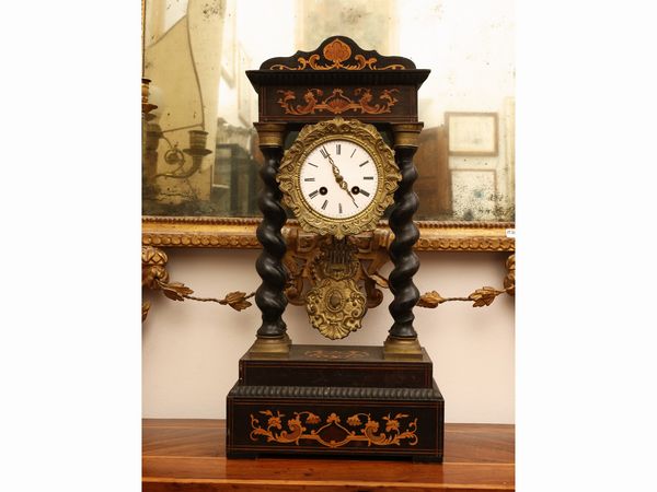 Orologio da tavolo a tempietto in legno ebanizzato  - Asta Una casa fiorentina. Tra tradizione e modernit Le collezioni, i dipinti, gli arredi - III  - Associazione Nazionale - Case d'Asta italiane