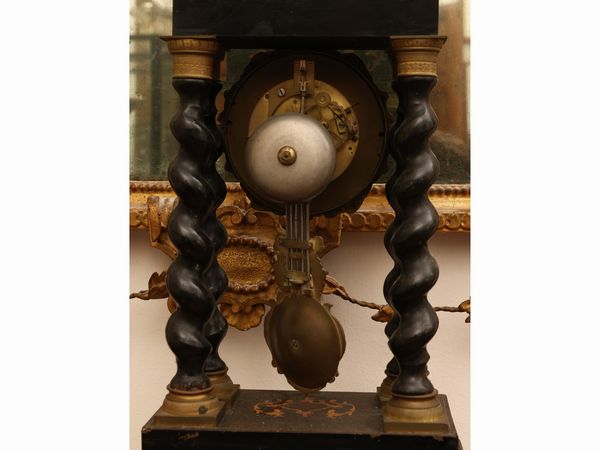 Orologio da tavolo a tempietto in legno ebanizzato  - Asta Una casa fiorentina. Tra tradizione e modernit Le collezioni, i dipinti, gli arredi - III  - Associazione Nazionale - Case d'Asta italiane