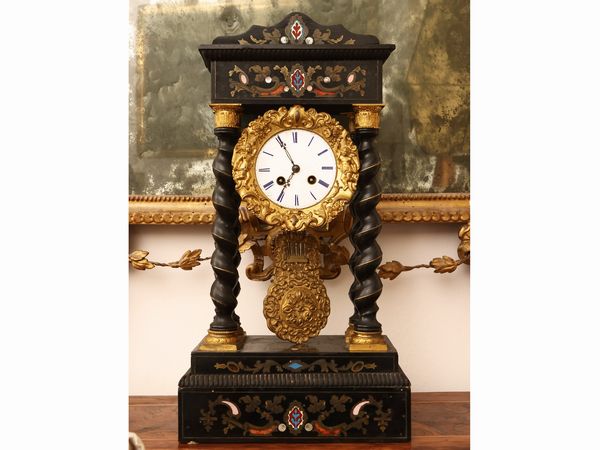 Orologio da tavolo a tempietto in legno ebanizzato  - Asta Una casa fiorentina. Tra tradizione e modernit Le collezioni, i dipinti, gli arredi - III  - Associazione Nazionale - Case d'Asta italiane