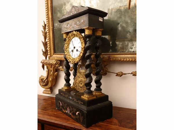 Orologio da tavolo a tempietto in legno ebanizzato  - Asta Una casa fiorentina. Tra tradizione e modernit Le collezioni, i dipinti, gli arredi - III  - Associazione Nazionale - Case d'Asta italiane