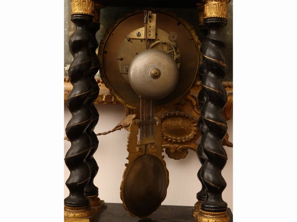 Orologio da tavolo a tempietto in legno ebanizzato  - Asta Una casa fiorentina. Tra tradizione e modernit Le collezioni, i dipinti, gli arredi - III  - Associazione Nazionale - Case d'Asta italiane