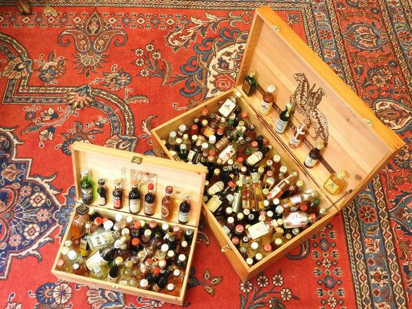 Collezione di bottiglie di liquore mignon vintage  - Asta Una casa fiorentina. Tra tradizione e modernit Le collezioni, i dipinti, gli arredi - III  - Associazione Nazionale - Case d'Asta italiane