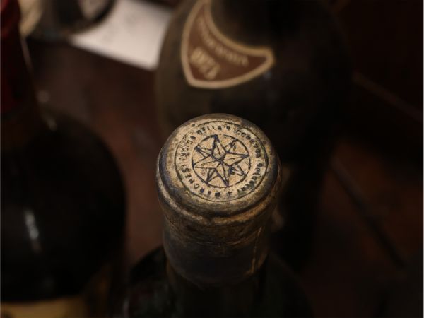 Quattro bottiglie di vino da collezione  - Asta Una casa fiorentina. Tra tradizione e modernit Le collezioni, i dipinti, gli arredi - III  - Associazione Nazionale - Case d'Asta italiane