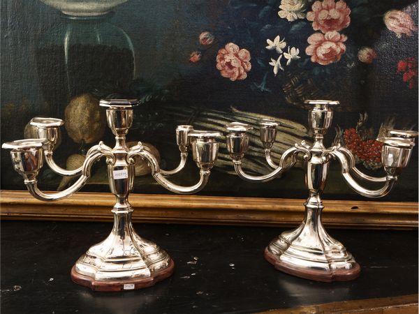 Coppia di candelabri in metallo argentato  - Asta Una casa fiorentina. Tra tradizione e modernit Le collezioni, i dipinti, gli arredi - III  - Associazione Nazionale - Case d'Asta italiane