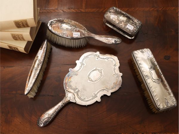 Set da toilette in metallo argentato, Krupp Berndorf  - Asta Una casa fiorentina. Tra tradizione e modernit Le collezioni, i dipinti, gli arredi - III  - Associazione Nazionale - Case d'Asta italiane