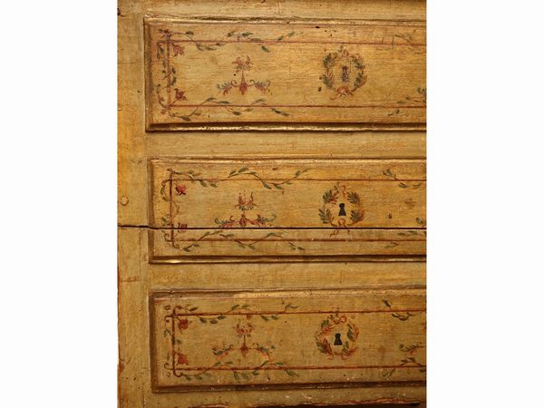 Comodino in legno laccato color crema  - Asta Una casa fiorentina. Tra tradizione e modernit Le collezioni, i dipinti, gli arredi - III  - Associazione Nazionale - Case d'Asta italiane