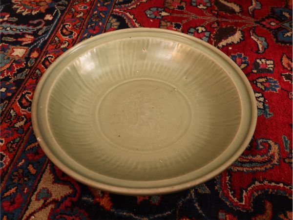 Piatto in ceramica di Longquan con invetriatura Cladon  - Asta Una casa fiorentina. Tra tradizione e modernit Le collezioni, i dipinti, gli arredi - III  - Associazione Nazionale - Case d'Asta italiane