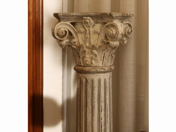 Coppia di colonne decorative in legno intagliato e dipinto bianco  - Asta Una casa fiorentina. Tra tradizione e modernit Le collezioni, i dipinti, gli arredi - III  - Associazione Nazionale - Case d'Asta italiane