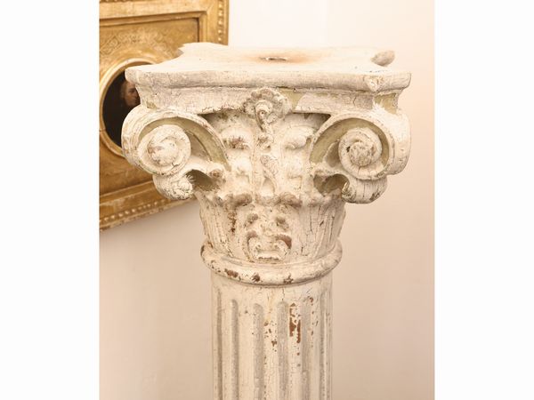 Coppia di colonne in legno intagliato e dipinto bianco  - Asta Una casa fiorentina. Tra tradizione e modernit Le collezioni, i dipinti, gli arredi - III  - Associazione Nazionale - Case d'Asta italiane