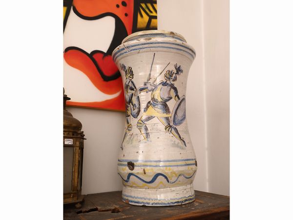 Grande vaso albarello in maiolica  - Asta Una casa fiorentina. Tra tradizione e modernit Le collezioni, i dipinti, gli arredi - III  - Associazione Nazionale - Case d'Asta italiane