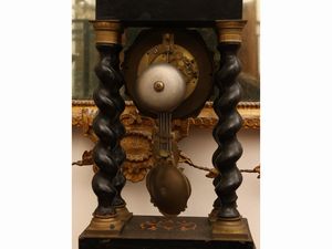 Orologio da tavolo a tempietto in legno ebanizzato  - Asta Una casa fiorentina. Tra tradizione e modernit Le collezioni, i dipinti, gli arredi - III  - Associazione Nazionale - Case d'Asta italiane