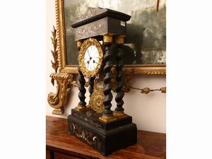 Orologio da tavolo a tempietto in legno ebanizzato  - Asta Una casa fiorentina. Tra tradizione e modernit Le collezioni, i dipinti, gli arredi - III  - Associazione Nazionale - Case d'Asta italiane