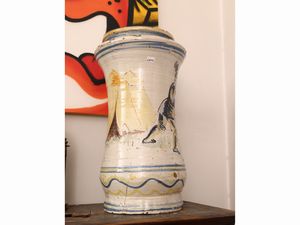 Grande vaso albarello in maiolica  - Asta Una casa fiorentina. Tra tradizione e modernit Le collezioni, i dipinti, gli arredi - III  - Associazione Nazionale - Case d'Asta italiane