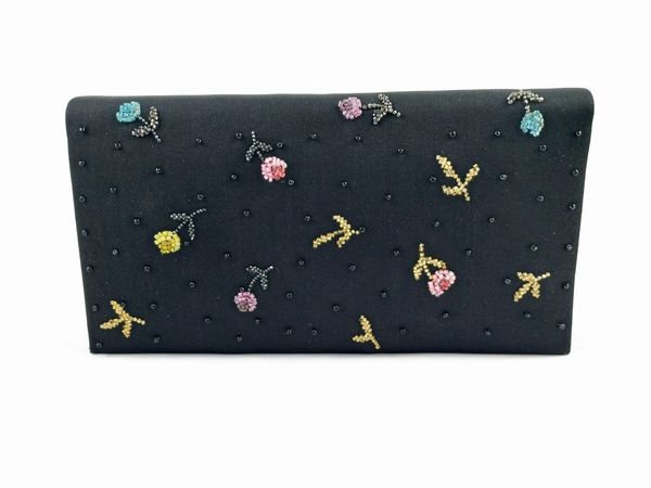 Pochette da sera in raso nero con fiori in perline colorate  - Asta Vintagemania - Associazione Nazionale - Case d'Asta italiane