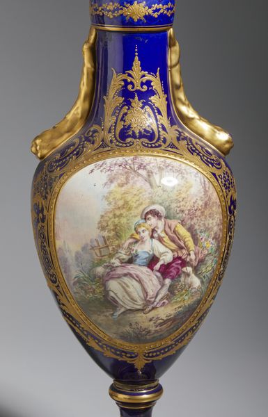 MANIFATTURA FRANCESE DEL XIX SECOLO : Coppia di vasi in porcellana con decori in oro su fondo blu, centrati da medaglioni con scene galanti sul fronte e con paesaggi sul retro, basi in bronzo dorato e coperchio con presa a pigna  - Asta Asta 432 | ARTE ANTICA E DEL XIX SECOLO Tradizionale - Associazione Nazionale - Case d'Asta italiane