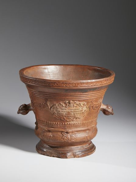 MANIFATTURA ITALIANA DEL XVIII SECOLO : Mortaio in terracotta con anse a forma di teste rovesciate, decorato sul corpo con motivi fitomorfi  e a palmette, recante cartigli sul fronte e sul retro  - Asta Asta 432 | ARTE ANTICA E DEL XIX SECOLO Tradizionale - Associazione Nazionale - Case d'Asta italiane