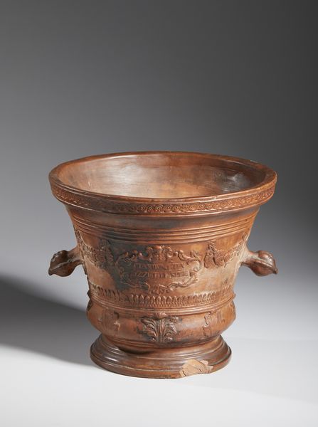 MANIFATTURA ITALIANA DEL XVIII SECOLO : Mortaio in terracotta con anse a forma di teste rovesciate, decorato sul corpo con motivi fitomorfi  e a palmette, recante cartigli sul fronte e sul retro  - Asta Asta 432 | ARTE ANTICA E DEL XIX SECOLO Tradizionale - Associazione Nazionale - Case d'Asta italiane