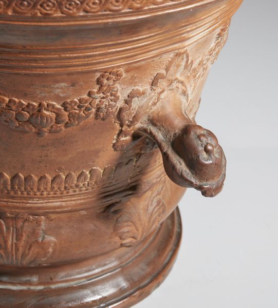 MANIFATTURA ITALIANA DEL XVIII SECOLO : Mortaio in terracotta con anse a forma di teste rovesciate, decorato sul corpo con motivi fitomorfi  e a palmette, recante cartigli sul fronte e sul retro  - Asta Asta 432 | ARTE ANTICA E DEL XIX SECOLO Tradizionale - Associazione Nazionale - Case d'Asta italiane