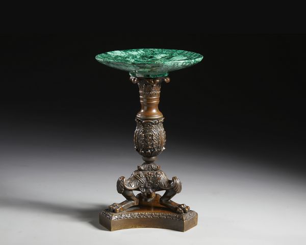 BRONZISTA FRANCESE DEL XIX SECOLO : Alzata in bronzo e malachite, fusto all'antica decorato con motivi fitomorfi e recante una colonna corinzia sulla sommit, base tripode poggiante su piedi ferini  - Asta Asta 432 | ARTE ANTICA E DEL XIX SECOLO Tradizionale - Associazione Nazionale - Case d'Asta italiane