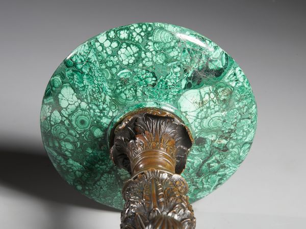 BRONZISTA FRANCESE DEL XIX SECOLO : Alzata in bronzo e malachite, fusto all'antica decorato con motivi fitomorfi e recante una colonna corinzia sulla sommit, base tripode poggiante su piedi ferini  - Asta Asta 432 | ARTE ANTICA E DEL XIX SECOLO Tradizionale - Associazione Nazionale - Case d'Asta italiane