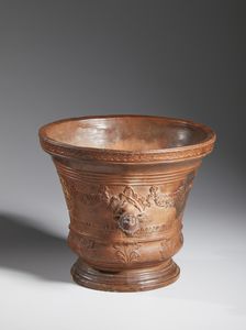 MANIFATTURA ITALIANA DEL XVIII SECOLO : Mortaio in terracotta con anse a forma di teste rovesciate, decorato sul corpo con motivi fitomorfi  e a palmette, recante cartigli sul fronte e sul retro  - Asta Asta 432 | ARTE ANTICA E DEL XIX SECOLO Tradizionale - Associazione Nazionale - Case d'Asta italiane