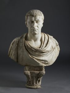 SCULTORE ITALIANO DEL XVIII SECOLO - Busto di togato in marmo, da modello archeologico