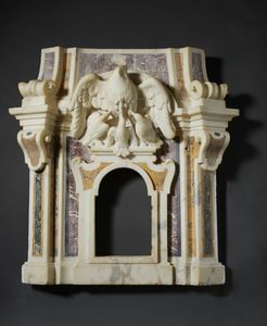 SCULTORE CENTROITALIANO DEL XVII-XVIII SECOLO - Tabernacolo in marmo bianco intarsiato in marmi vari, scolpito nella parte superiore a volute e con la figura allegorica del pellicano che nutre i propri piccoli