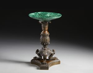 BRONZISTA FRANCESE DEL XIX SECOLO : Alzata in bronzo e malachite, fusto all'antica decorato con motivi fitomorfi e recante una colonna corinzia sulla sommit, base tripode poggiante su piedi ferini  - Asta Asta 432 | ARTE ANTICA E DEL XIX SECOLO Tradizionale - Associazione Nazionale - Case d'Asta italiane