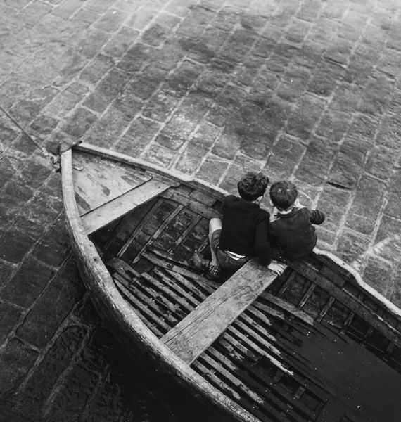 Lucien Hervé : Enfants dans la barque  - Asta Fotografia: Under 1K - Associazione Nazionale - Case d'Asta italiane