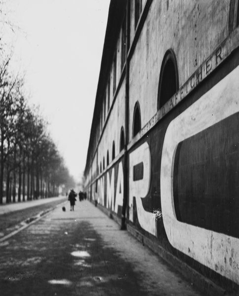 André Kertèsz : Le mur de l'cole militaire  - Asta Fotografia: Under 1K - Associazione Nazionale - Case d'Asta italiane