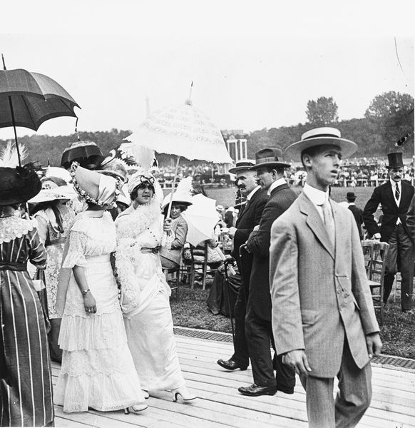 Jacques-Henri Lartigue : Senza titolo (Alle corse)  - Asta Fotografia: Under 1K - Associazione Nazionale - Case d'Asta italiane