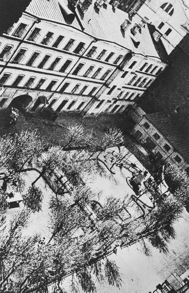 Alexander Rodchenko : Cortile  - Asta Fotografia: Under 1K - Associazione Nazionale - Case d'Asta italiane