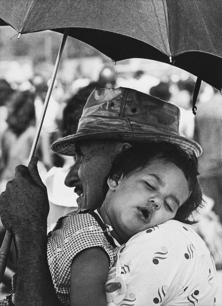 Osvaldo Salas : Abuelo con paraguas  - Asta Fotografia: Under 1K - Associazione Nazionale - Case d'Asta italiane