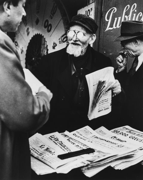 Gyula Halasz BRASSAI : Marchand du journeaux  - Asta Fotografia: Under 1K - Associazione Nazionale - Case d'Asta italiane