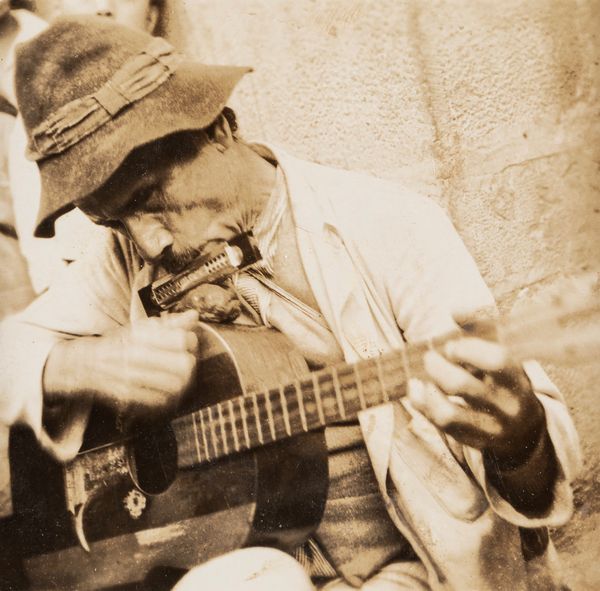 MARTIN CHAMBI : Senza titolo (Uomo con chitarra e armonica)  - Asta Fotografia: Under 1K - Associazione Nazionale - Case d'Asta italiane